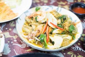 Tintenfisch, Garnele und Fisch rühren gebraten mit thailändisch Kaffer Limette und Pfeffer foto