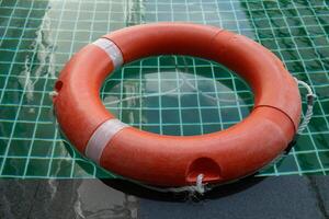 Rettungsring im Schwimmen Schwimmbad foto