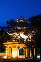 Weiß achteckig Pavillon auf khao klingelte Hügel Aussicht Punkt im Phuket beim Nacht. schön die Architektur im Phuket foto