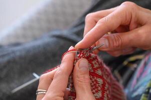 Frau Sitzung auf Sofa, geschickt Stricken warm Socken 1 foto