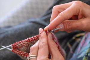 Damen Hände stricken Socken von Garn. Stricken Socken ist ein großartig Aktivität zum Frauen. foto