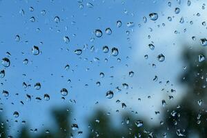 Frühling Regen Tropfen auf Auto Glas foto