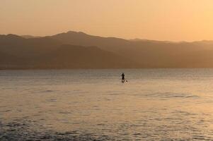 Mann tun sup Einsteigen auf das Mittelmeer Meer 5 foto