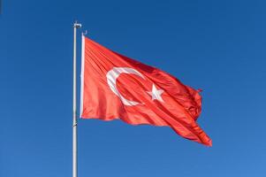 Türkisch Flagge auf ein sonnig Winter Tag 1 foto