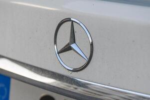gaziveren Zypern 10.03.2024 - - Mercedes Logo auf das Kapuze von das Auto 3 foto