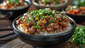 schließen oben von Teriyaki Rindfleisch und Reis Schüssel mit Grün Zwiebeln und Sesam Saat foto