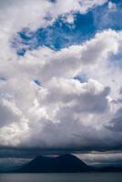 Panorama von See maggiore auf ein regnerisch Tag mit schwer niedrig Wolken Abdeckung Teil von das Küste foto