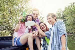 glücklich Gruppe von jung freunde Toasten mit Bier foto