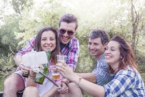 glücklich Gruppe von jung freunde Toasten mit Bier foto