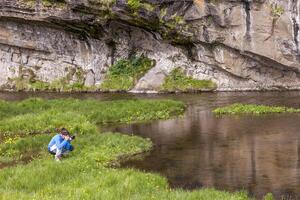 weiblich Natur Fotograf im Aktion foto