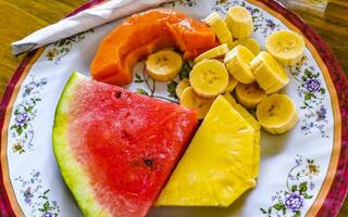 Teller mit ausgewählt Früchte Papaya Banane Wassermelone Ananas Costa rica. foto