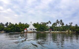 groß Weiß Buddha Statue Bentota Ganga Bentota Strand sri lanka. foto