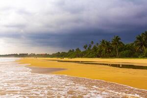 schöne landschaft panorama starke wellen bentota strand auf sri lanka. foto