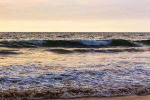 schöne landschaft panorama starke wellen bentota strand auf sri lanka. foto