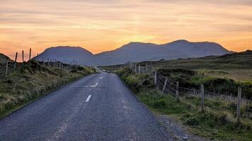 leeren szenisch Straße Trog Natur und Berge beim Sonnenuntergang, inagh Schlucht, Connemara, Galway, Irland, Landschaft Hintergrund, Hintergrund foto