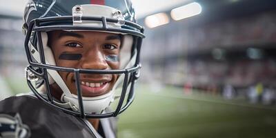 amerikanisch Fußball Spieler im ein schwarz Helm und Uniform lächelnd gegen das Hintergrund von das steht und das Fußball Feld. Kopieren Raum foto