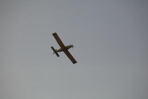 Luft Traktor bei-802 Feuer Kampf Flugzeug setzt aus ein Wald Feuer foto