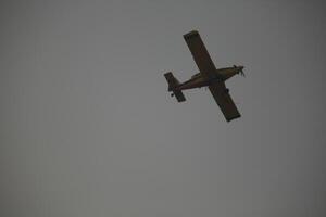 Luft Traktor bei-802 Feuer Kampf Flugzeug setzt aus ein Wald Feuer foto