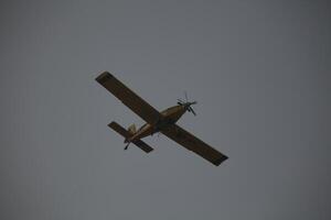 Luft Traktor bei-802 Feuer Kampf Flugzeug setzt aus ein Wald Feuer foto