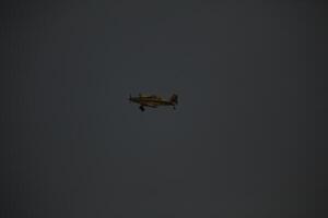 Luft Traktor bei-802 Feuer Kampf Flugzeug setzt aus ein Wald Feuer foto