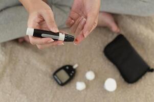 schließen oben von Frau Überprüfung Blut Zucker Niveau durch mit Digital Glucose Meter, Gesundheit Pflege, Medizin, Diabetes, Glykämie Konzept foto