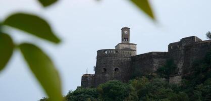 Festung im gjirokastra ein enorm Stein Gebäude auf ein hoch Berg im Albanien mit ein Uhr das Geschichte von das Mitte Alter ein schön Aussicht von das Stein Stadt zu das uralt Dorf foto