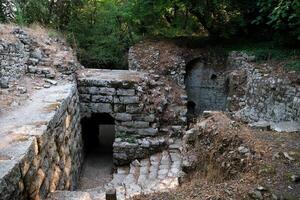 Ruinen von das großartig Basilika im Butrint National Park, Buthrotum, Albanien. Dreispitz Palast beim Butrint Leben und Tod von ein uralt römisch Haus historisch mittelalterlich venezianisch Turm umgeben foto