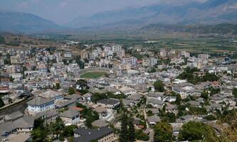 girokastra ist ein Stadt im Süd- Albanien, im das Senke von das drinos Fluss. administrative Center von das Region und Gemeinde. Mittelmeer Klima. traditionell Häuser im Albanien, Europa. foto