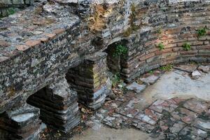 Ruinen von das großartig Basilika im Butrint National Park, Buthrotum, Albanien. Dreispitz Palast beim Butrint Leben und Tod von ein uralt römisch Haus historisch mittelalterlich venezianisch Turm umgeben foto