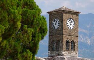 Festung im gjirokastra ein enorm Stein Gebäude auf ein hoch Berg im Albanien mit ein Uhr das Geschichte von das Mitte Alter ein schön Aussicht von das Stein Stadt zu das uralt Dorf foto