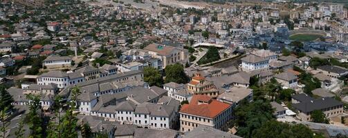 girokastra ist ein Stadt im Süd- Albanien, im das Senke von das drinos Fluss. administrative Center von das Region und Gemeinde. Mittelmeer Klima. traditionell Häuser im Albanien, Europa. foto