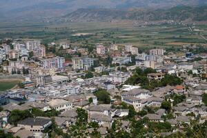 girokastra ist ein Stadt im Süd- Albanien, im das Senke von das drinos Fluss. administrative Center von das Region und Gemeinde. Mittelmeer Klima. traditionell Häuser im Albanien, Europa. foto