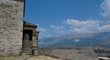 Festung im gjirokastra ein enorm Stein Gebäude auf ein hoch Berg im Albanien mit ein Uhr das Geschichte von das Mitte Alter ein schön Aussicht von das Stein Stadt zu das uralt Dorf foto