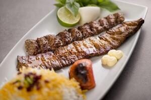 Sultaninen Kabab Reis mit Limette Salat serviert im Gericht isoliert auf grau Hintergrund oben Aussicht von Arabisch Essen foto