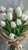 Strauß von Weiß Tulpen im ein Vase foto
