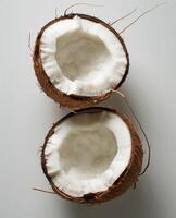 Hälfte Kokosnuss auf Weiß Hintergrund foto