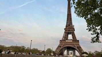 das eifel Turm im das Abend ist ein gut Bildschirmschoner zum Werbung ein Ausflug zu Paris foto