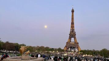 das eifel Turm im das Abend ist ein gut Bildschirmschoner zum Werbung ein Ausflug zu Paris foto