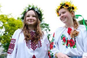glücklich friedlich Leben im Ukraine Vor Krieg Feier Unterhaltung schön jung Mädchen weben Schuld bereiten zum Hochzeit Sein Zeugen beim Hochzeit von freunde begradigen Haar viele Blumen großartig Stimmung foto