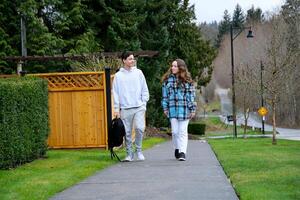 hoch Schule Studenten freunde hoch Schule Jugendliche sehen aus Mädchen Zuhause zuerst Datum zerquetschen Beziehung zuerst Liebe aussehen zärtlich beim jeder andere Schule Jahre Privat Quartal Kanada Vancouver Amerika foto