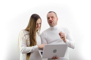 Mann verzog das Gesicht und Geschrei erzählen Frau Wie zu verwenden Laptop erzählt Schüler Schüler Wie zu schreiben Bericht abstrakt wissenschaftlich Grad zu erhalten Universität Grad auf Weiß Hintergrund Laptop neueste Technologie foto