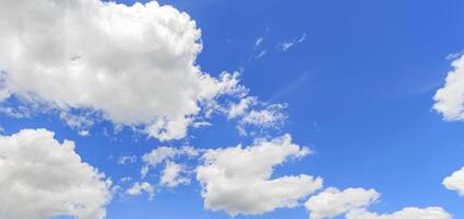 blauer Himmel mit flauschigen weißen Wolken foto