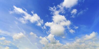 ein riesig Blau Himmel mit geschwollen Weiß Wolken foto