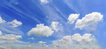 azurblau Himmel mit Weiß Wolken foto
