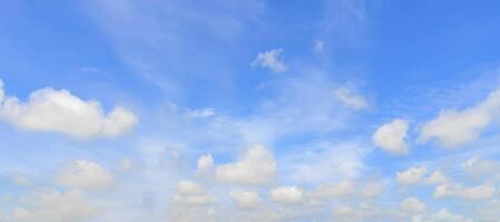 blauer Himmel mit weißen Wolken foto