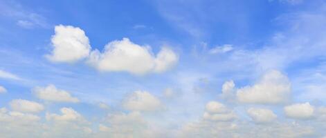 blauer Himmel mit weißen, flauschigen Wolken foto