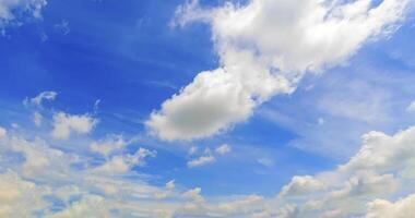 ein Blau Himmel mit flauschige Weiß Wolken foto