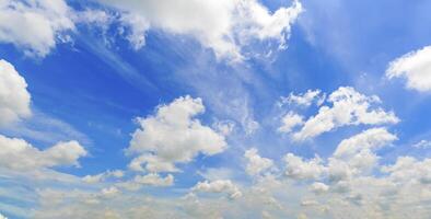 azurblau Himmel mit geschwollen Weiß Wolken foto