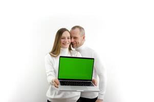 Mann und Frau Laptop mit Grün Bildschirm Chromakey glücklich zufrieden wirbt Produkt online Ausbildung Mann flüstert etwas im Ohr online Einkaufen Weiß Hintergrund Platz zum Text zufrieden und glücklich foto