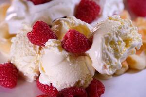 cremig Eis Sahne mit Himbeeren und Pfannkuchen hausgemacht Sahne köstlich Essen Dessert Sommer- Frische Beeren Koch und Essen köstlich Rezept foto